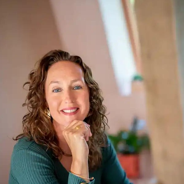 Wendy Kuin in oranje blazer